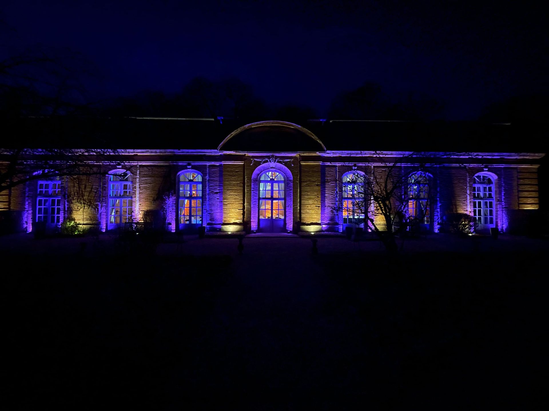 Façade de château mise en lumière pour une soirée