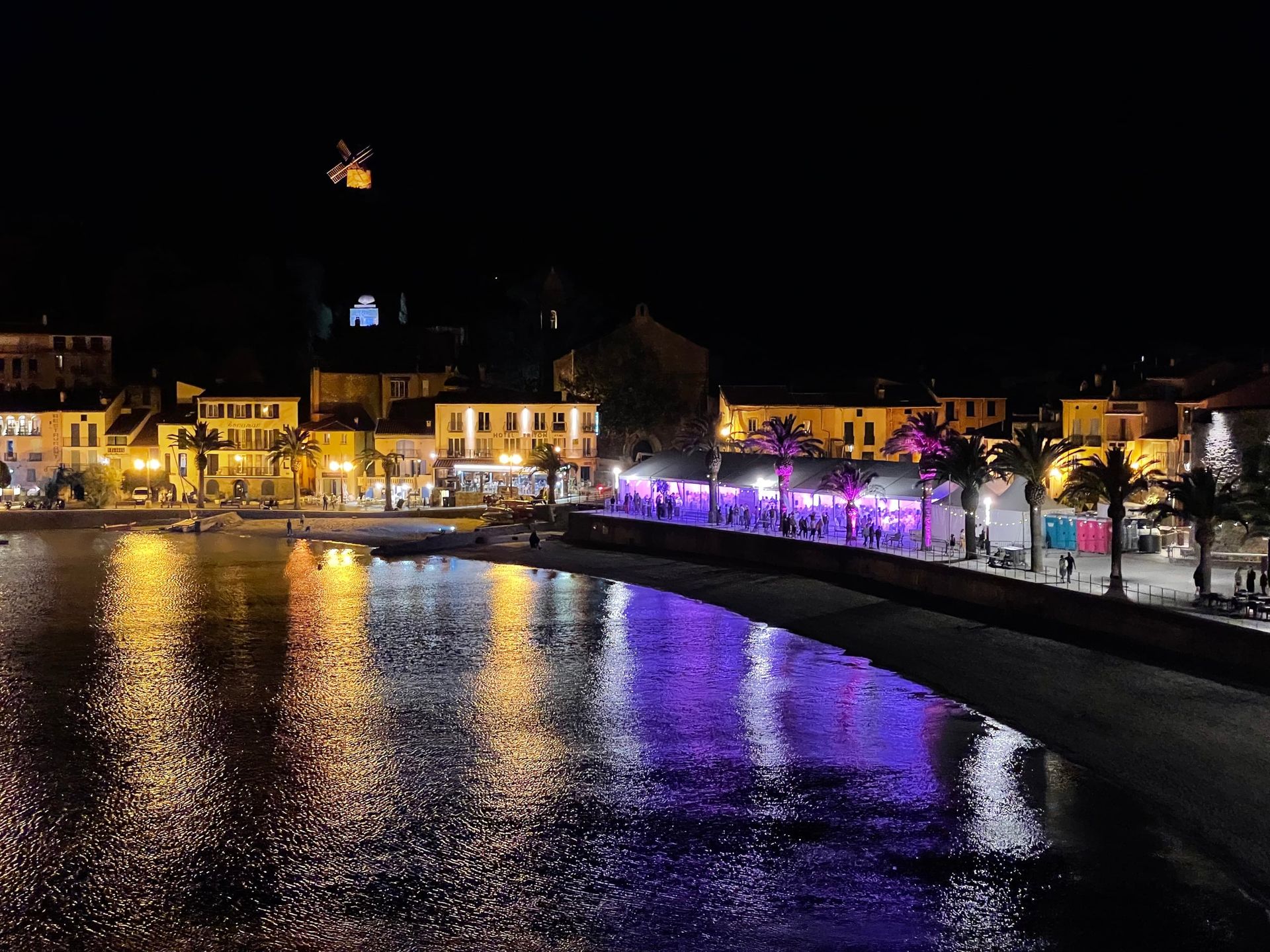 Front de mer de Collioure illuminé en violet pour un événement