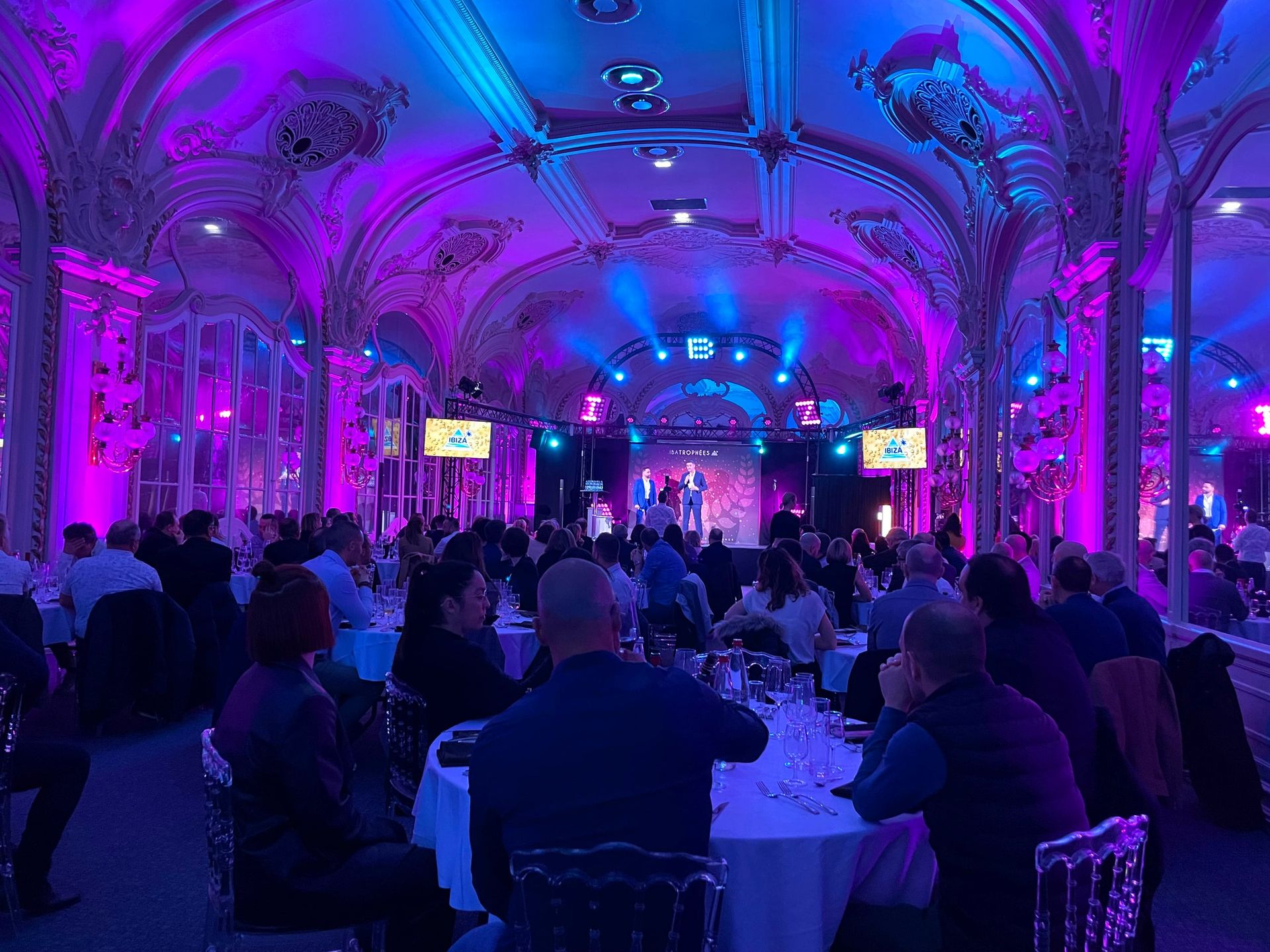 Soirée de gala dans une salle de réception éclairée en violet